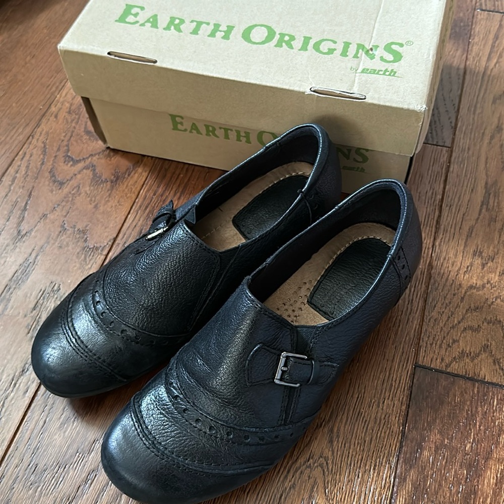 Earth origins black low heel slip on. Size 8 EUC, leather